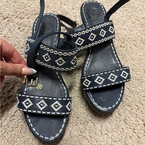 Tory Burch Navy and Cream Patterned Sandals wedges 8.5
